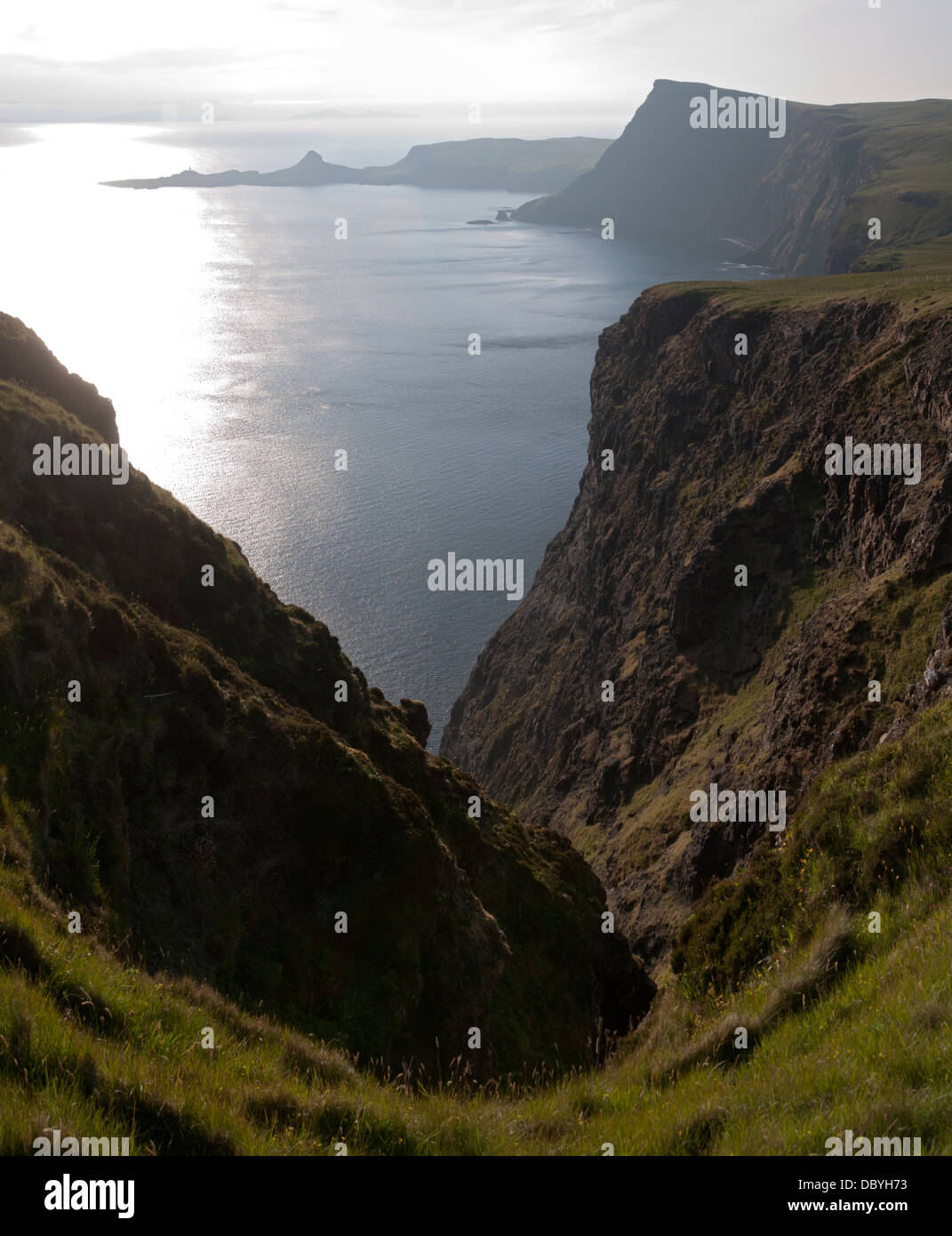 Punto Neiss y cabeza de Waterstein Ramasaig acantilado. Costa Duirinish, Isla de Skye, Escocia, Reino Unido Foto de stock