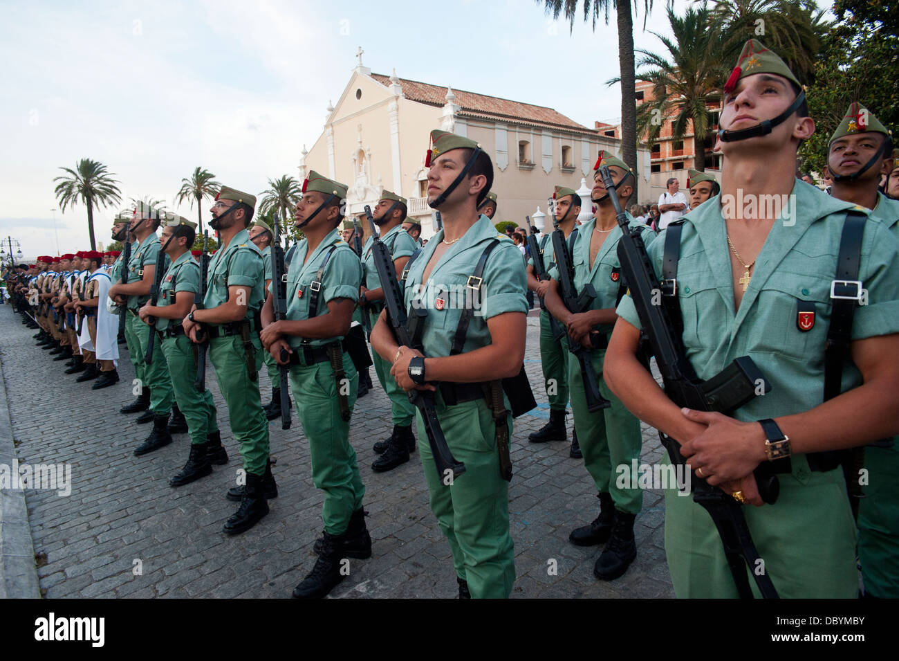 Regimiento de legionarios en un desfile militar en Ceuta (enclave español en la costa del norte de África), España. Foto de stock