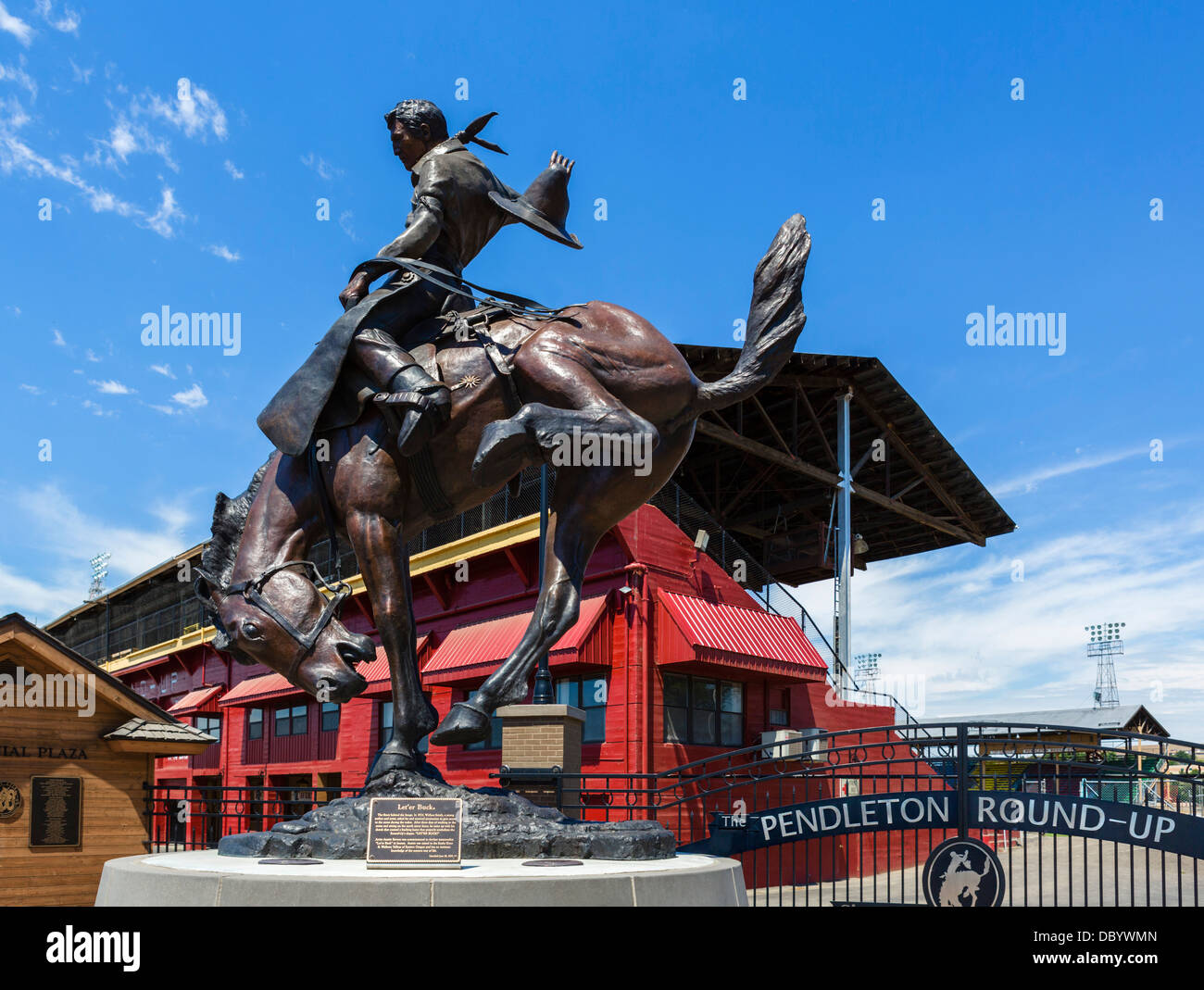 Let'er Buck escultura delante del Pendleton Round-Up rodeo stadium, Pendleton, Oregon, EE.UU. Foto de stock