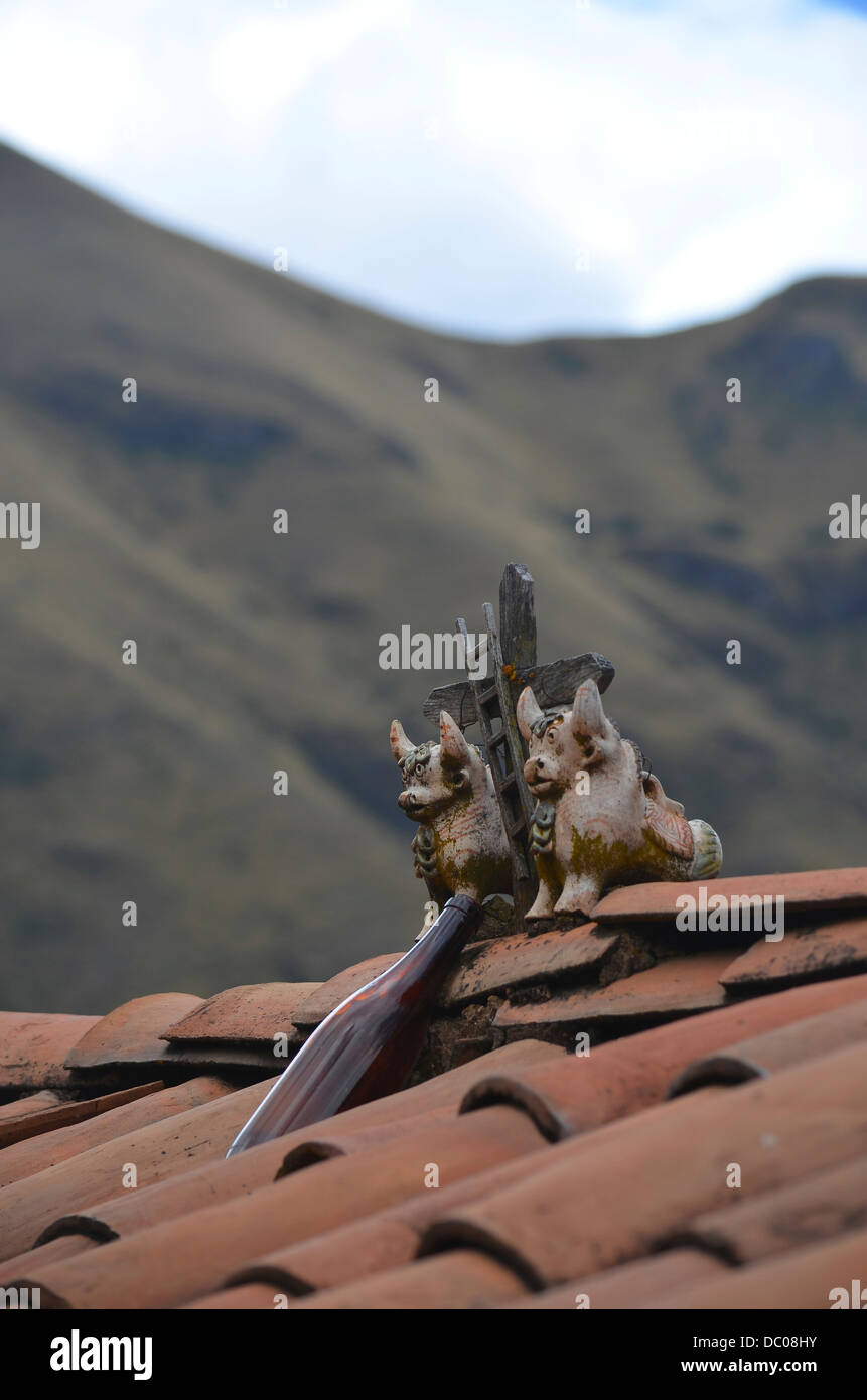 Tradicionales toritos de Pucará en un tejado cerca de Cusco, Peru. Foto de stock