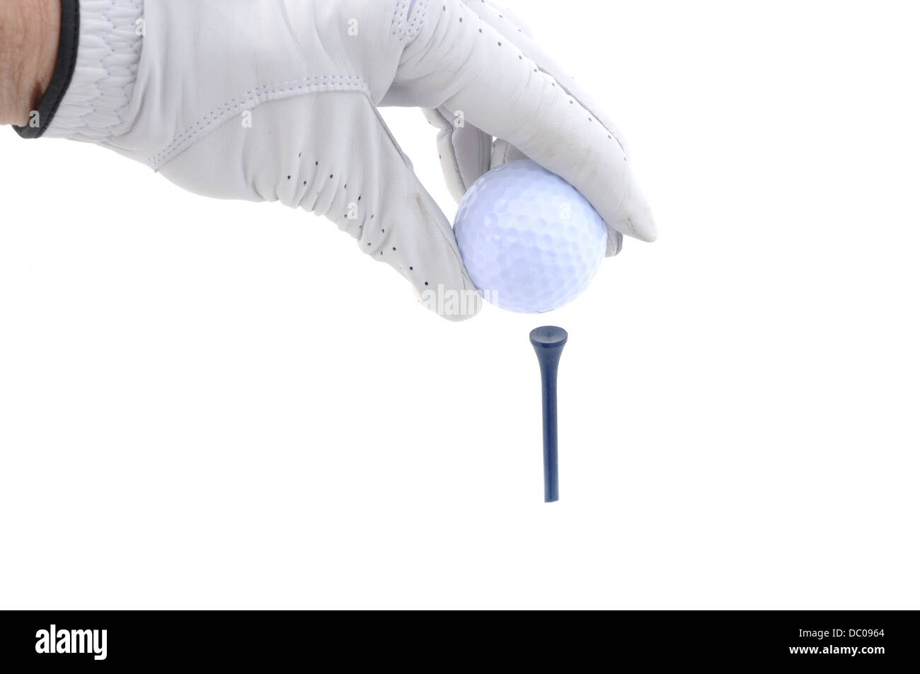 Golfista colocando una pelota de golf en un tee Foto de stock