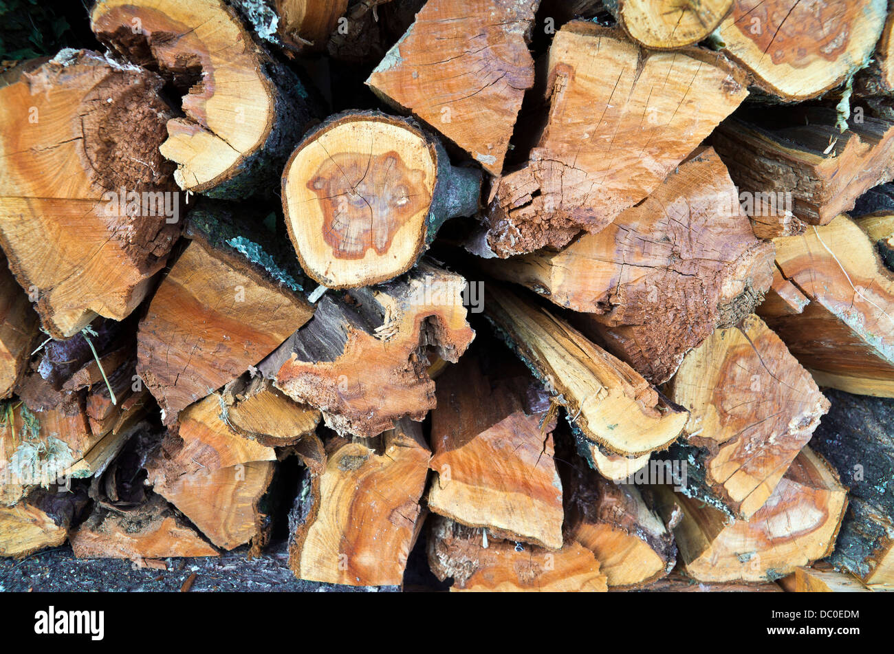 Estufa de madera cortada. Foto de stock