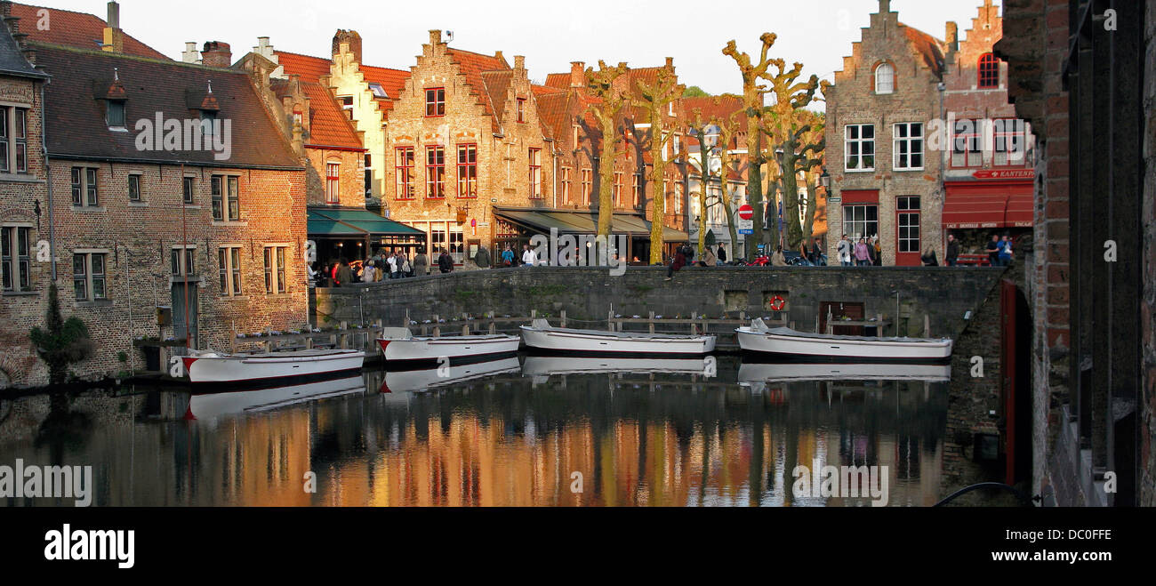 Brujas Bélgica Flandes Europa Brujas con frontones confradías reflejado en un canal con barcos turísticos Foto de stock