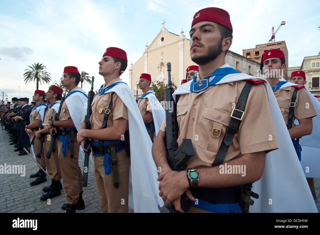 El regimiento de regulares en un desfile militar en Ceuta (enclave español en la costa del norte de África) .en España. ( Foto por Jordi Cami ) Foto de stock