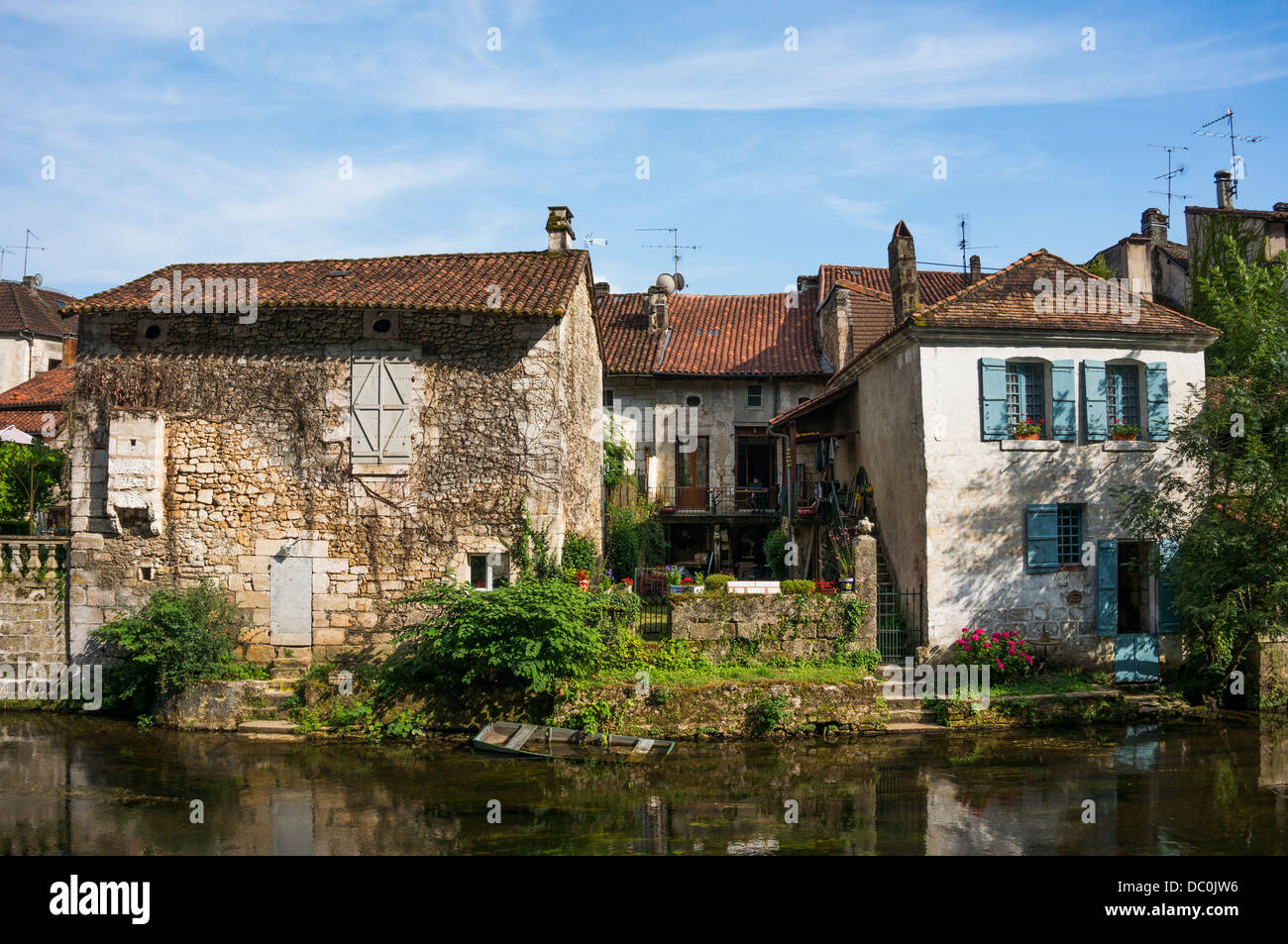 Iluminada por el sol, antiguas casas cerradas con vistas al río Dronne en la comuna de Brantôme, en el departamento de Dordoña, en el suroeste de Francia, Europa. Foto de stock