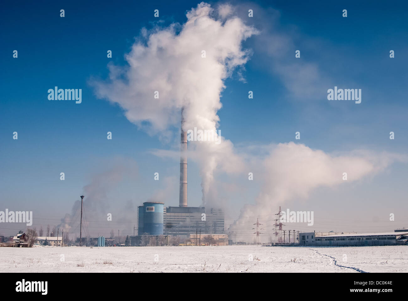 Industria pesada hace problemas con un calentamiento global. Humo y vapor causan contaminación ambiental destruyendo Foto de stock