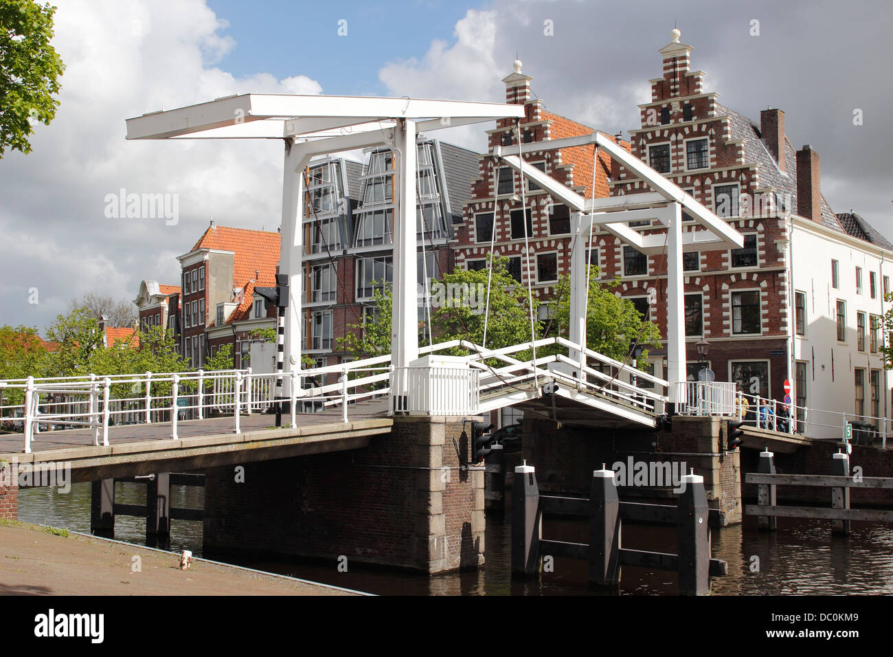 Haarlem Holanda Europa estilo holandés puente levadizo sobre el canal Foto de stock