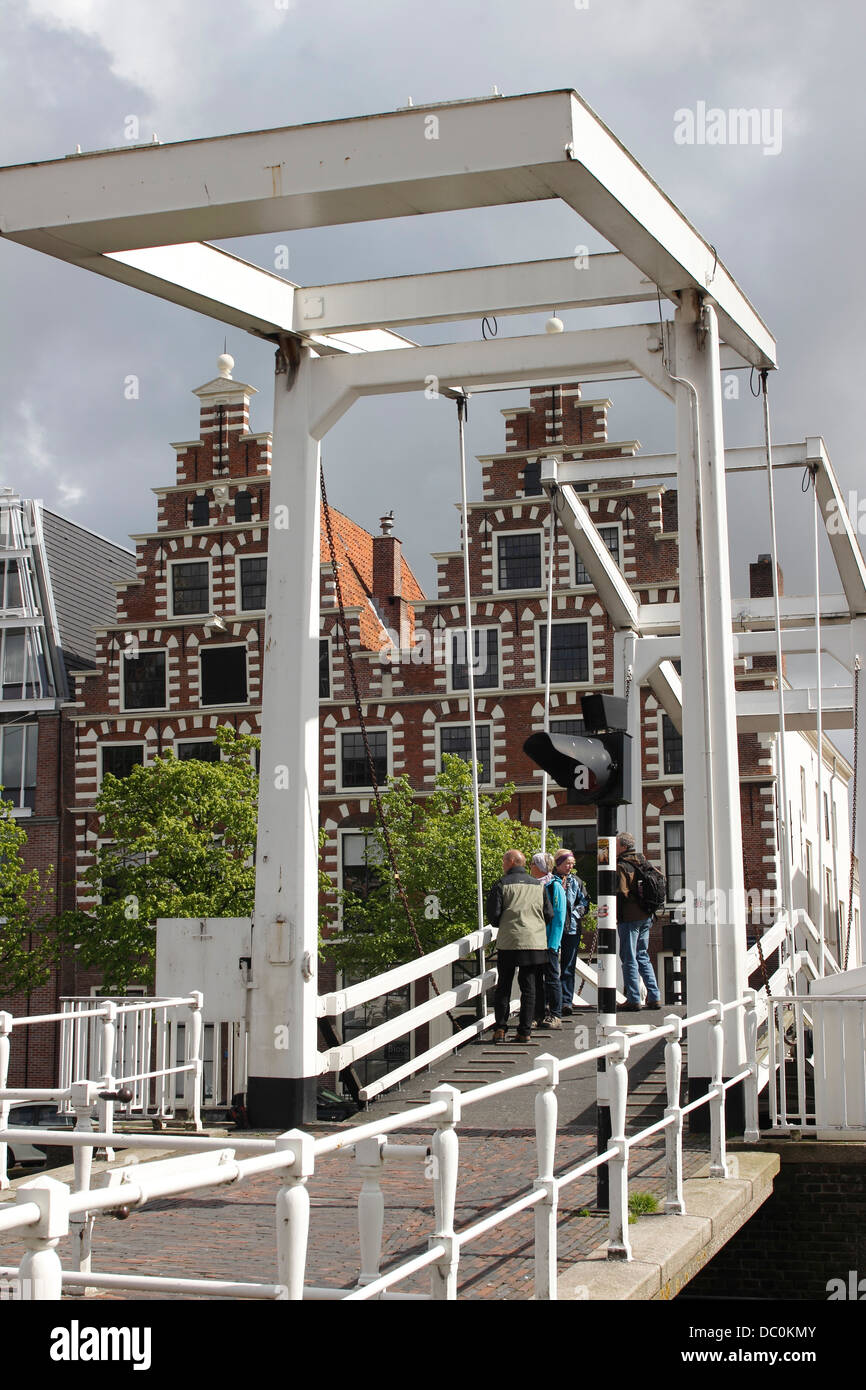 Haarlem Holanda Europa estilo holandés puente levadizo sobre el canal Foto de stock