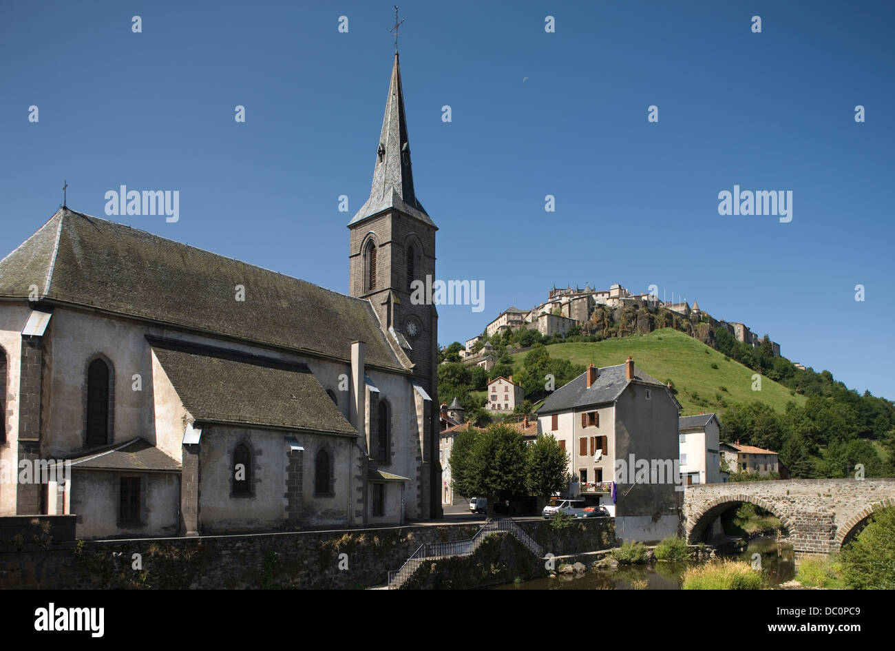 Iglesia de San Christine Lower Town río ANDER SAINT HARINA Cantal Auvernia Francia Foto de stock