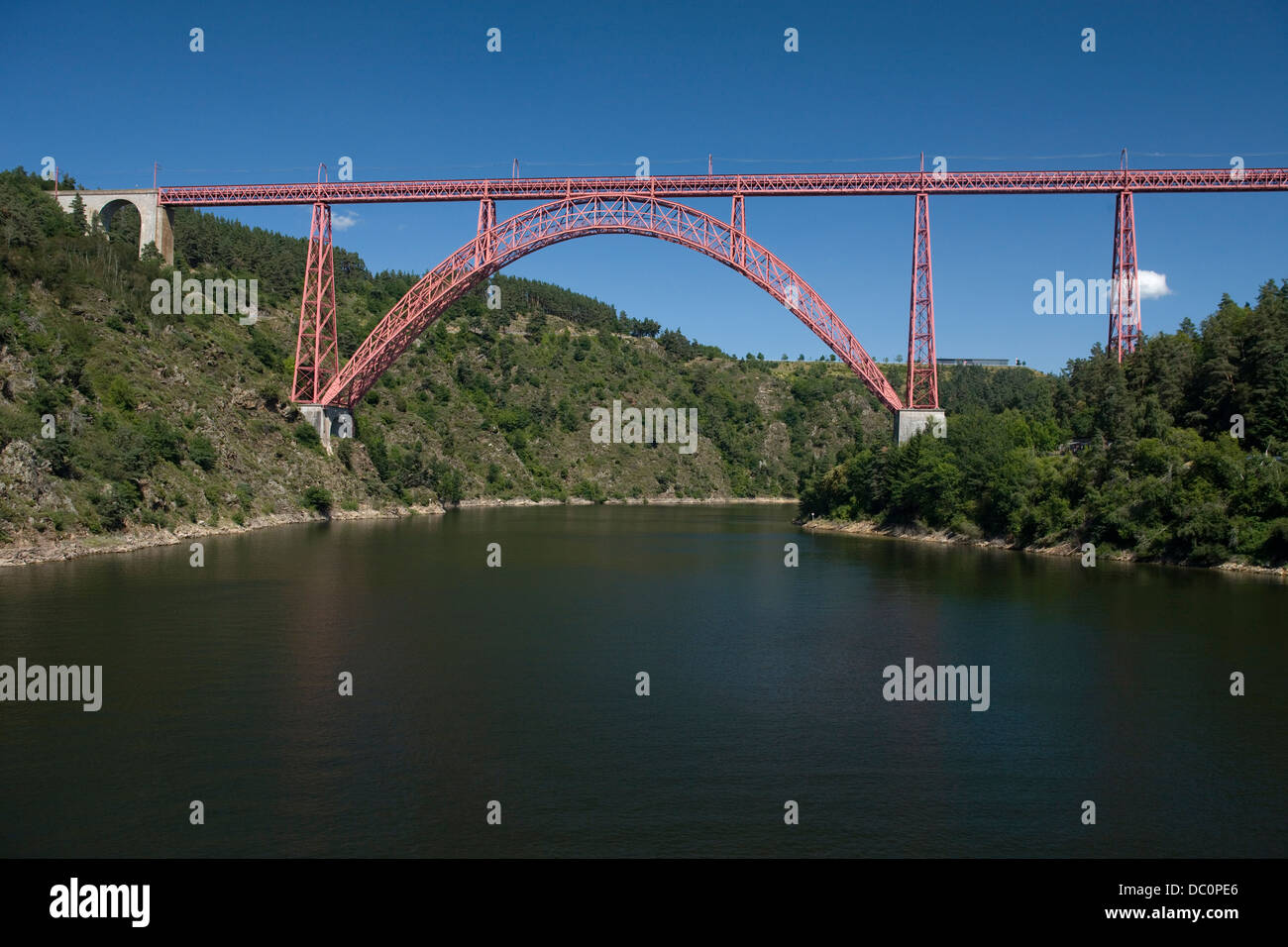 VIADUCTO DE GARABIT (© EIFFEL, BOYER, & NOUGUIER 1888) RÍO TRUYERE GORGE RUYNES EN MARGERIDE CANTAL AUVERNIA FRANCIA Foto de stock