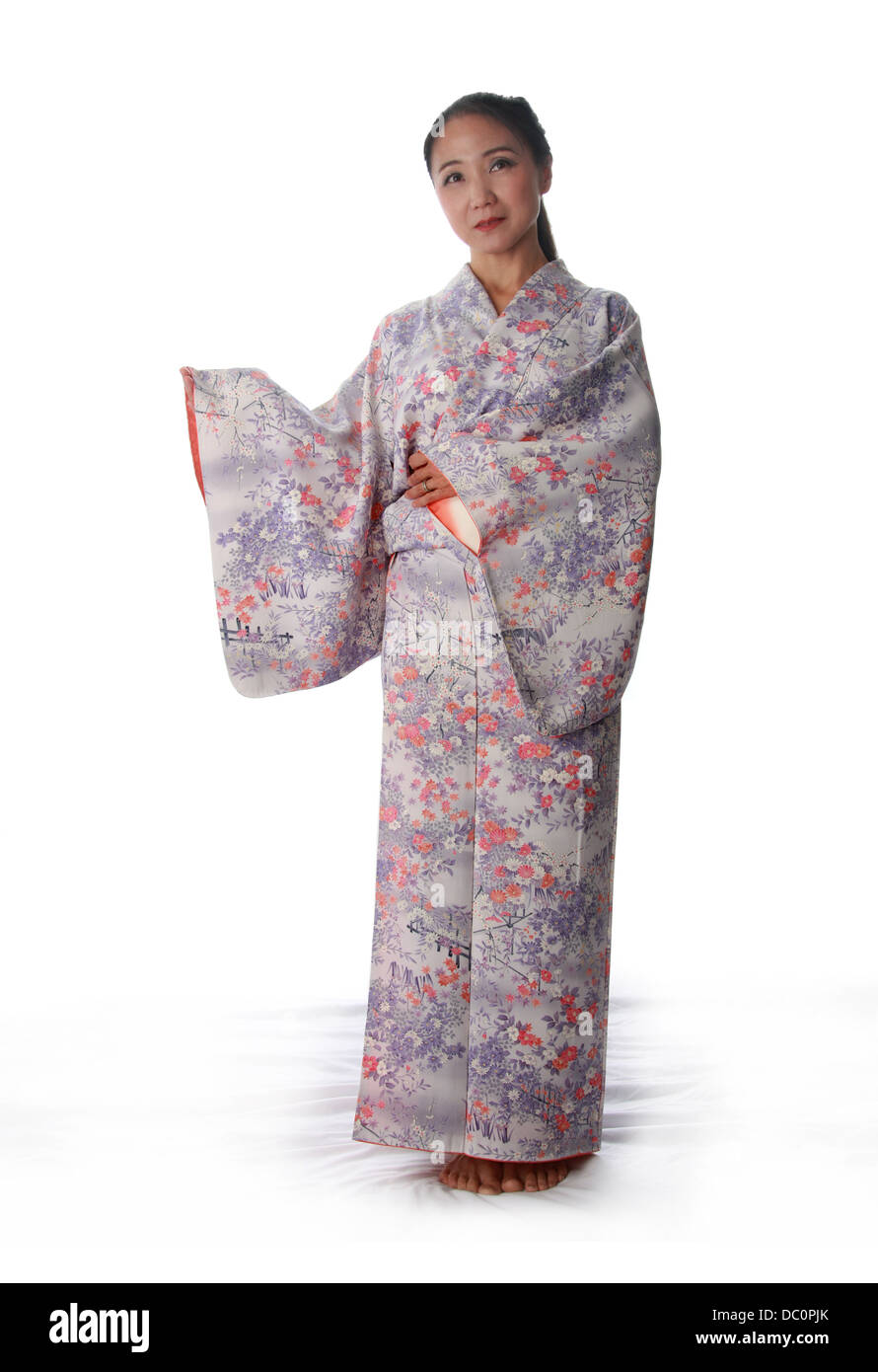 Dama japonesa vistiendo un kimono ESTAMPADO LILA y rosa Foto de stock