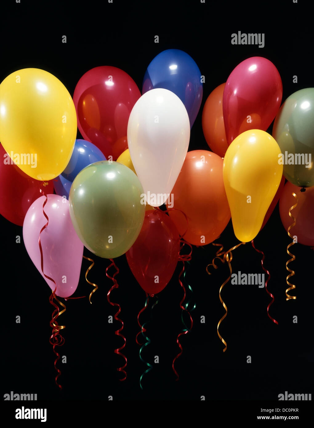 Arco iris colorido arreglo de globos atados con cintas cinta trenzado  Celebración de fiestas decoración flotante inflados Fotografía de stock -  Alamy