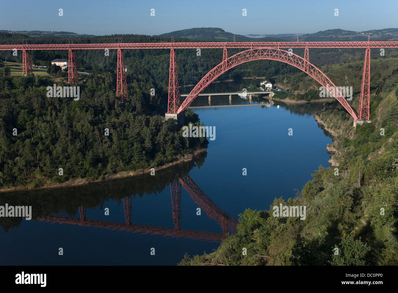 VIADUCTO DE GARABIT (© EIFFEL, BOYER, & NOUGUIER 1888) RÍO TRUYERE GORGE RUYNES EN MARGERIDE CANTAL AUVERNIA FRANCIA Foto de stock