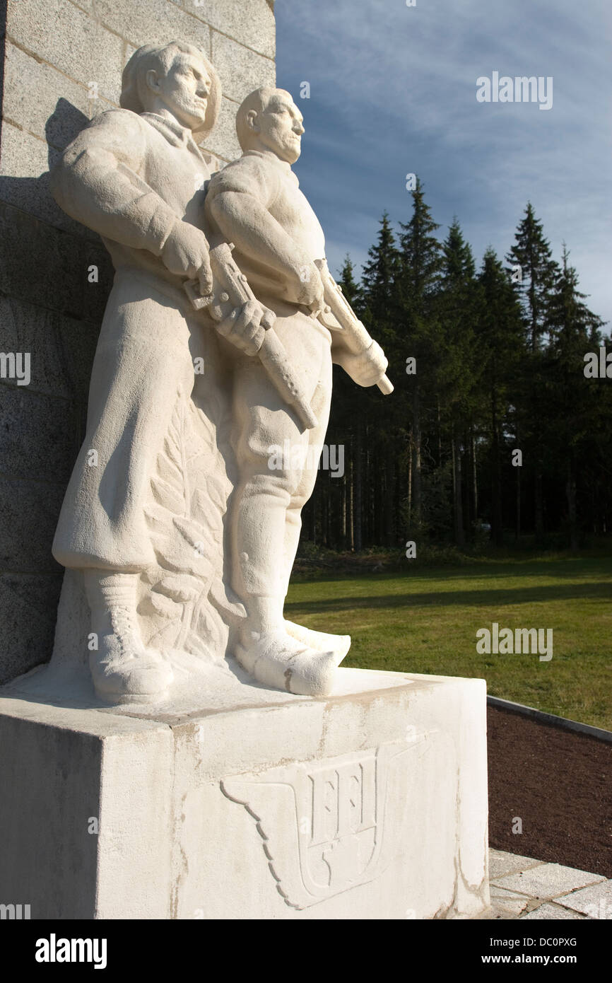 MAQUIS Resistencia francesa monumento MONT-MOUCHET MARGERIDE BOSQUE Cantal Auvernia Francia Foto de stock