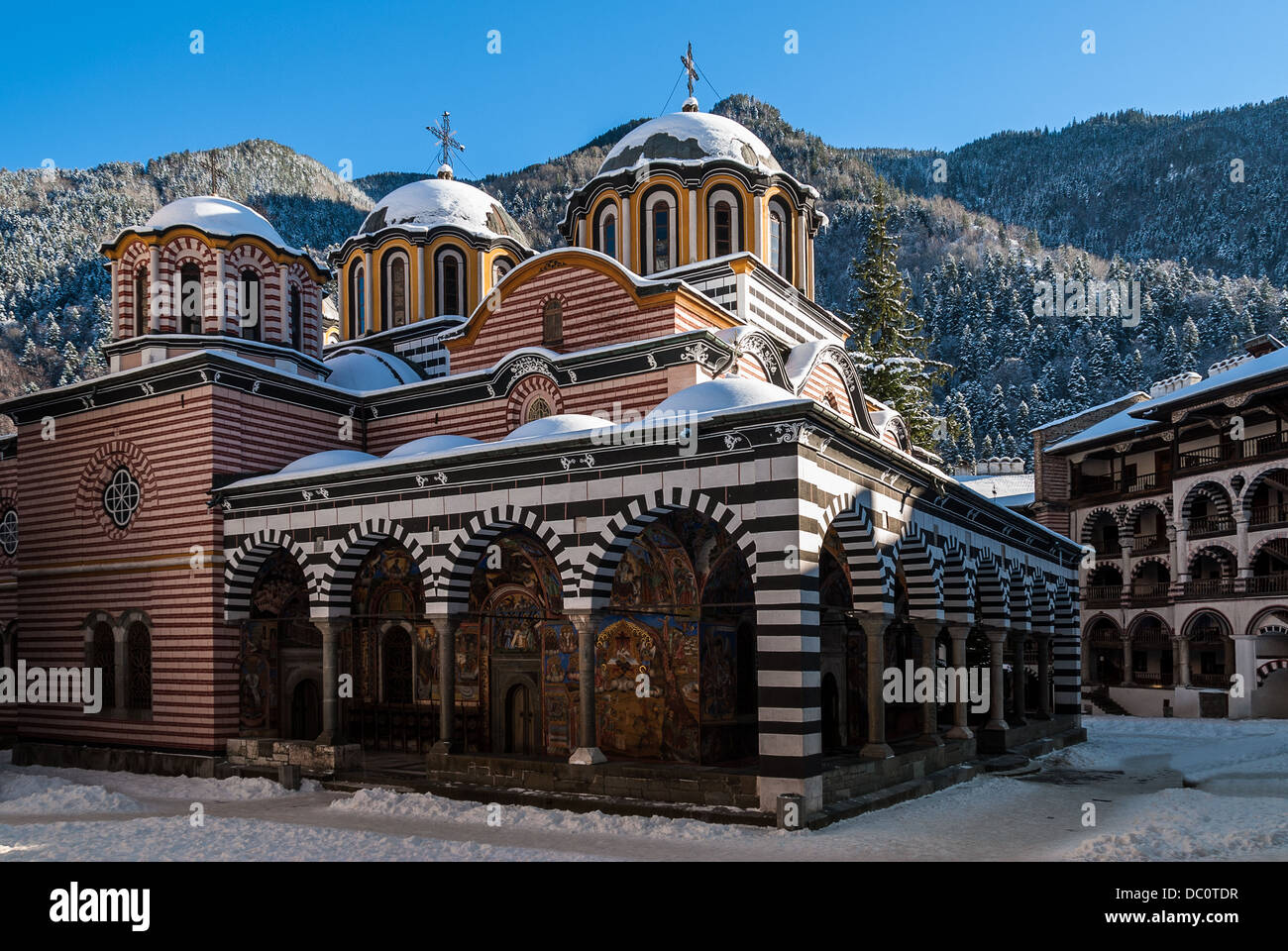 El famoso monasterio de San Iván de Rila, mejor conocido como el Monasterio de Rila, Patrimonio Mundial de la UNESCO en Bulgaria Foto de stock