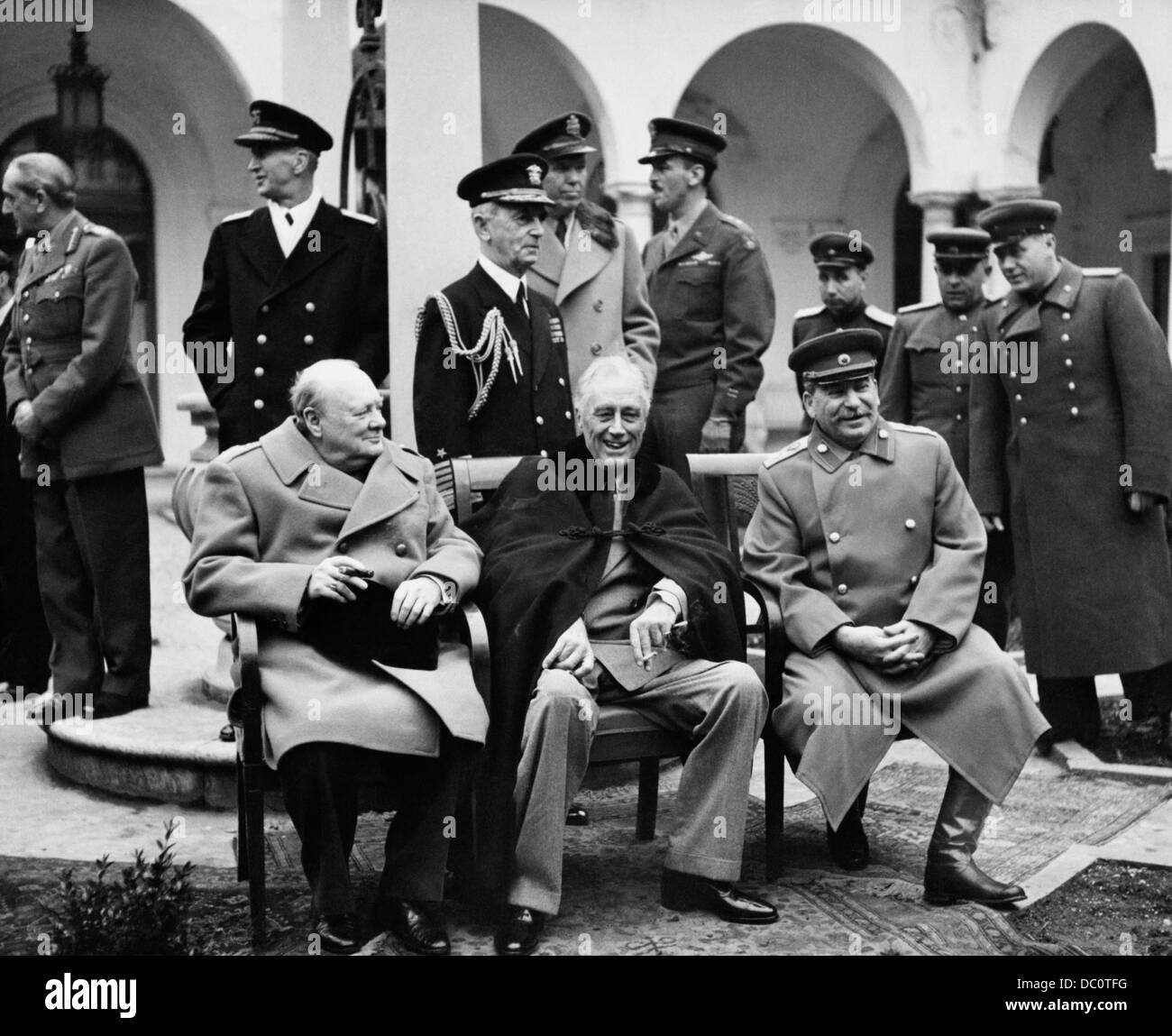 1940 Winston Churchill, Franklin D. Roosevelt, Joseph Stalin en Yalta, febrero de 1945, en el patio del Palacio de Livadia Foto de stock