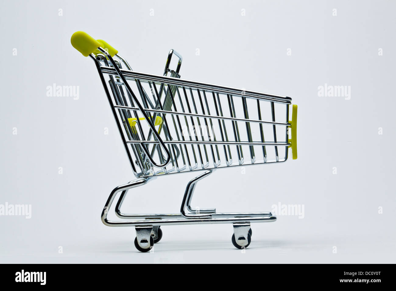 Metal carrito de compras con manija amarilla Foto de stock