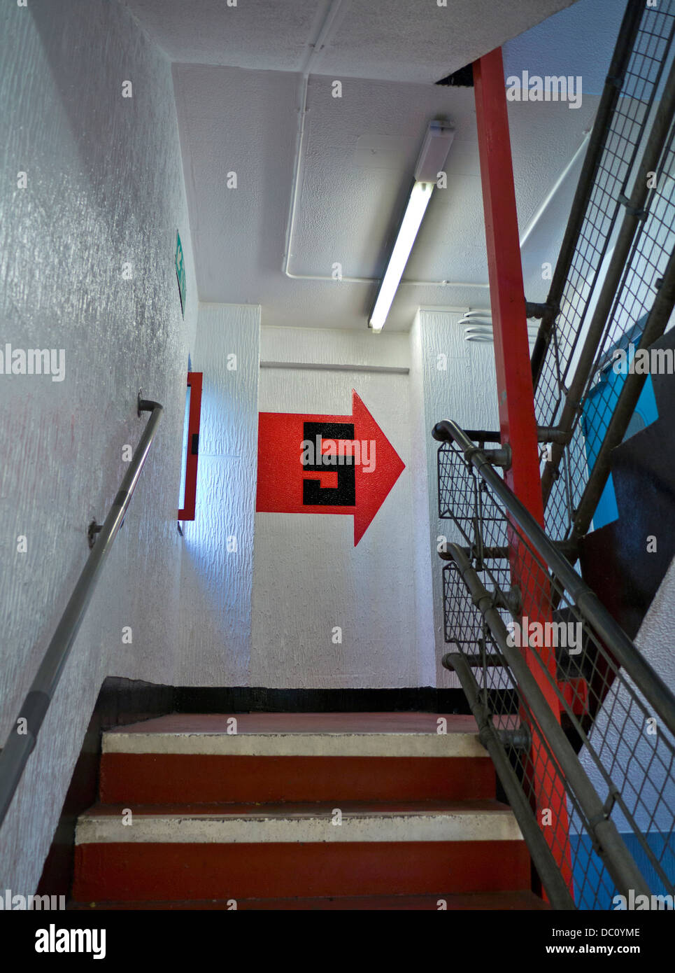 Escalera interior del municipio urbano limpio aparcamiento público escalera planta 5 firmar con recubrimiento anti-graffiti aplicado a las superficies interiores Foto de stock