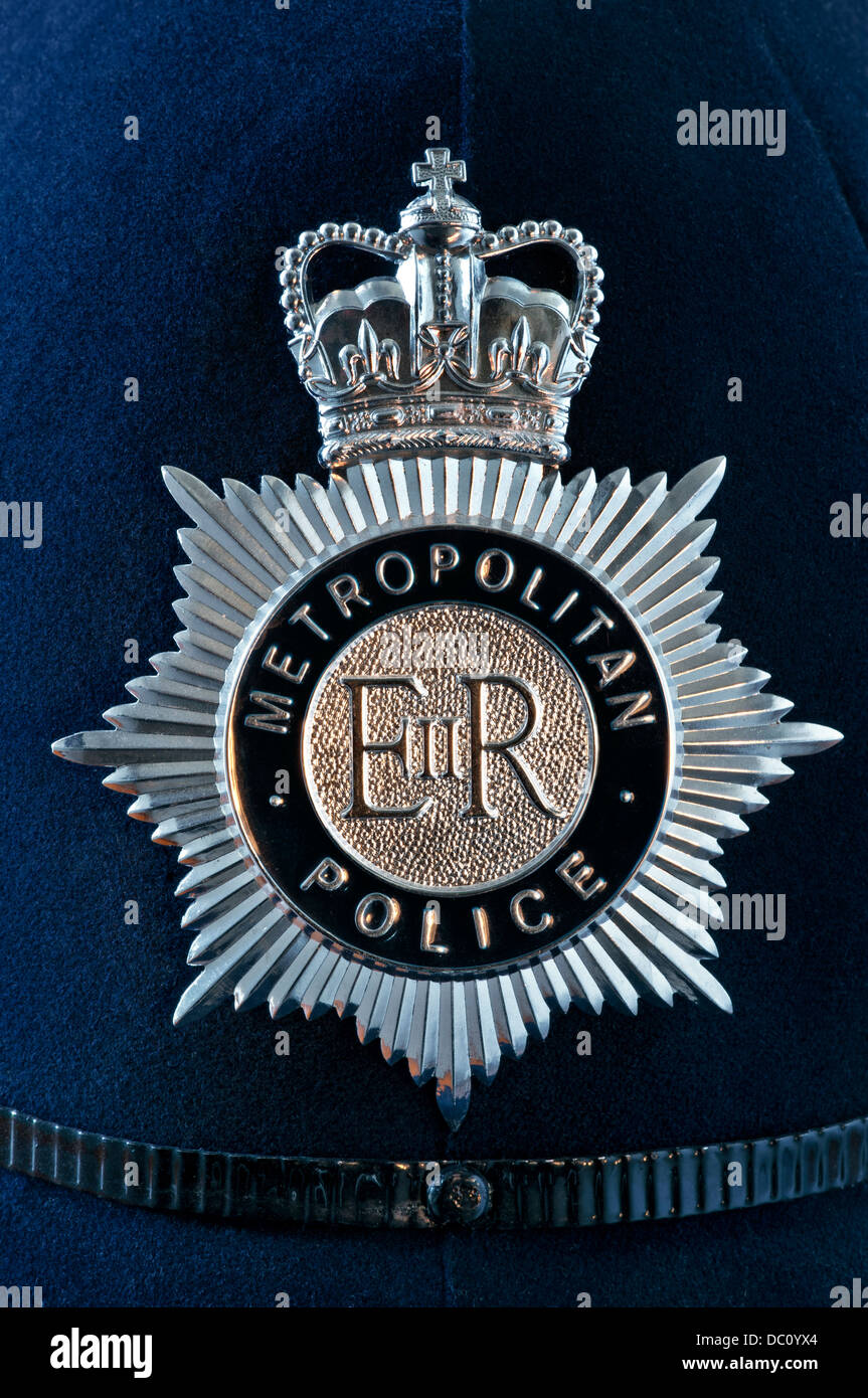 Casco de la Policía Metropolitana insignia de cerca de Londres Reino Unido Foto de stock