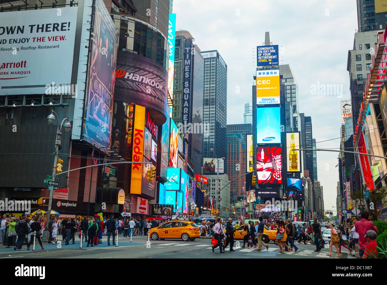 Times Square. Iconified como "La Encrucijada del Mundo" es la brillantemente iluminada cubo del distrito teatral de Broadway. Foto de stock