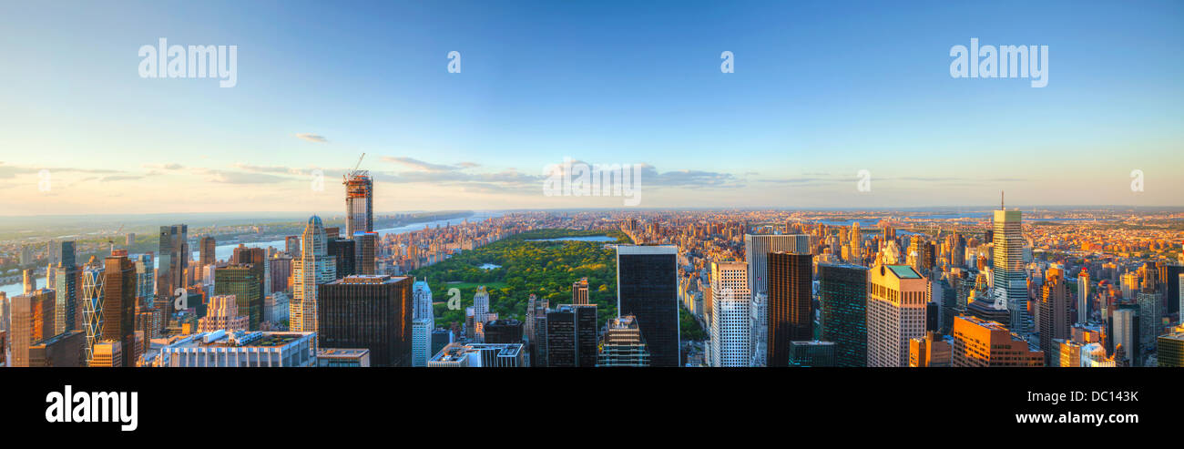 Panorama de la ciudad de Nueva York al atardecer Foto de stock