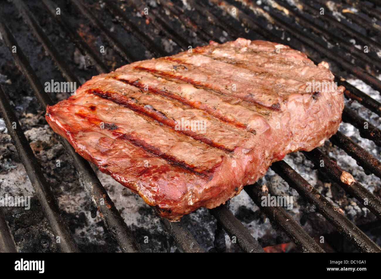 Carne en una barbacoa Foto de stock