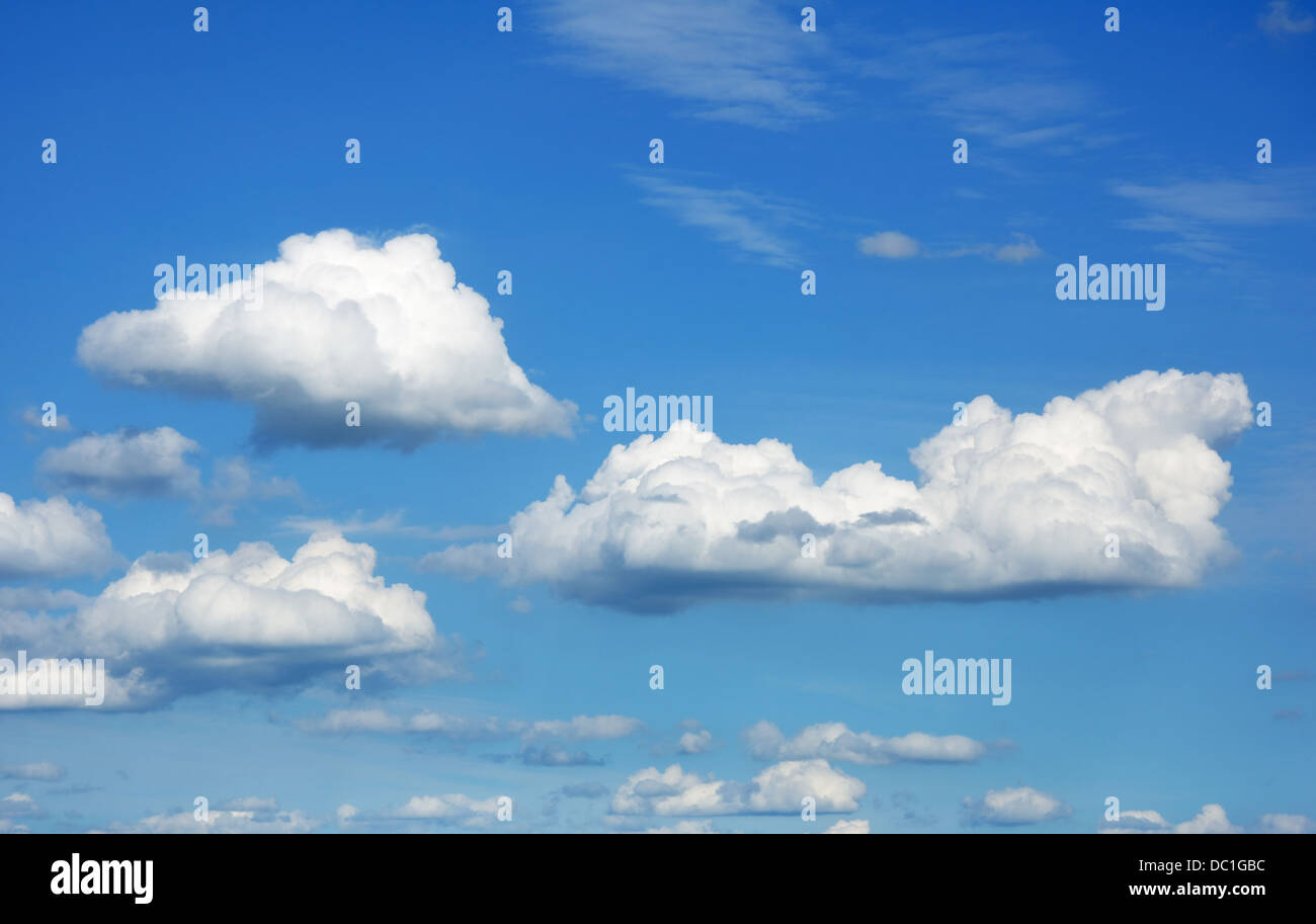 Las nubes cúmulos contra un cielo azul Foto de stock