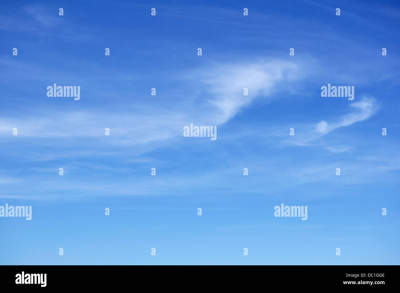 Las nubes cirros contra un cielo azul Foto de stock