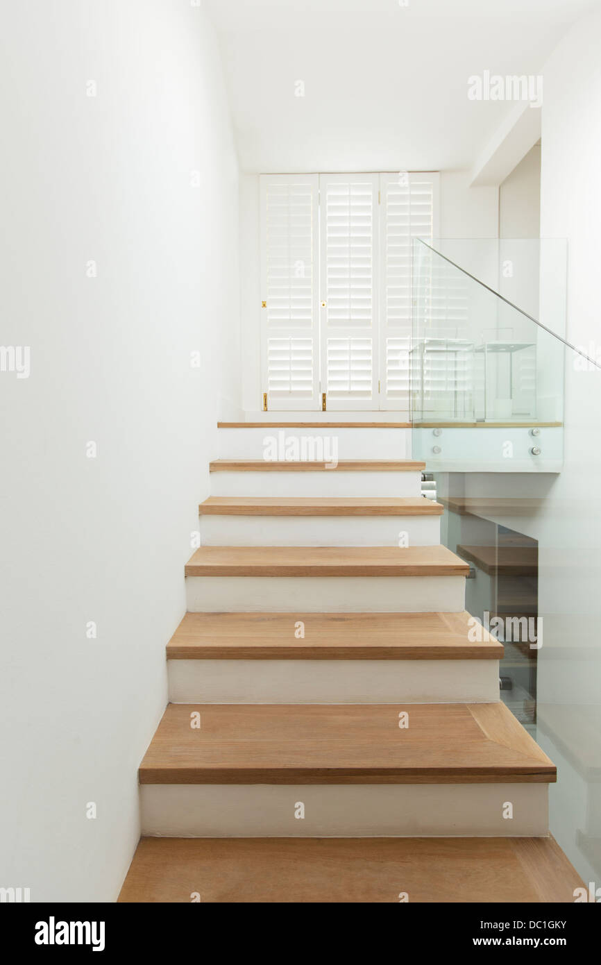 Las escaleras en la casa moderna Foto de stock