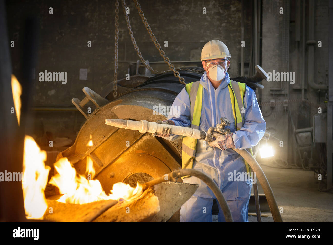 Retrato de explotación del trabajador de acero mangueras industriales en fundición de acero Foto de stock