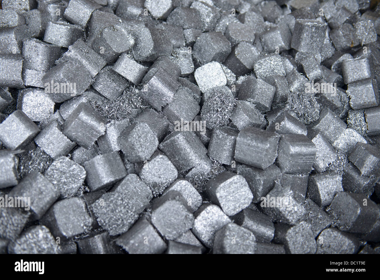 Pila aleatoria de productos de aluminio con forma de cubo Foto de stock
