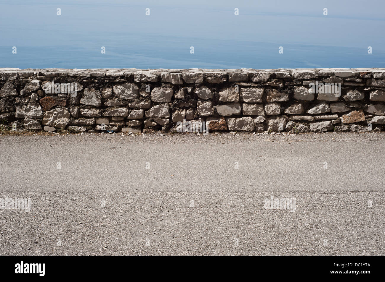 Pared de piedra seca frente al mar Foto de stock