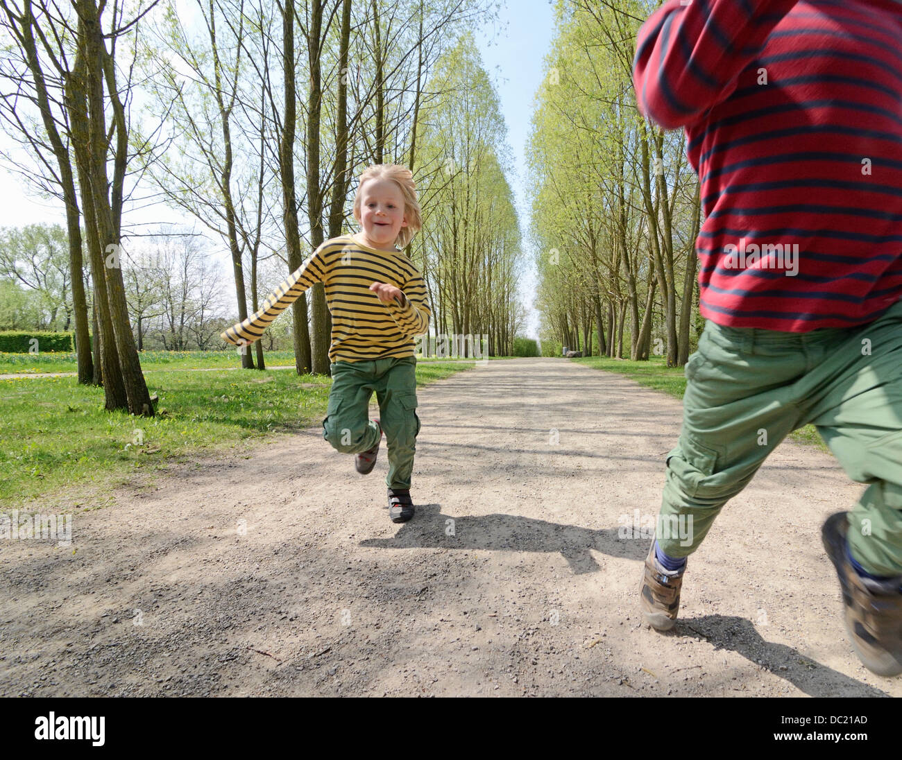 Los niños corriendo en ruta en el parque Foto de stock