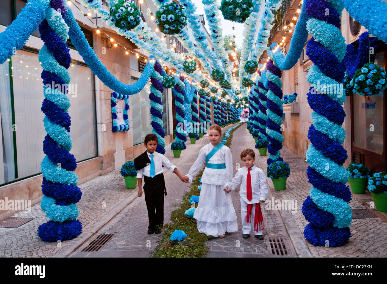 Portugal, tomar. Las calles de tomar decorados con flores de papel para Festival  de las bandejas (Festa dos Tabuleiros Fotografía de stock - Alamy