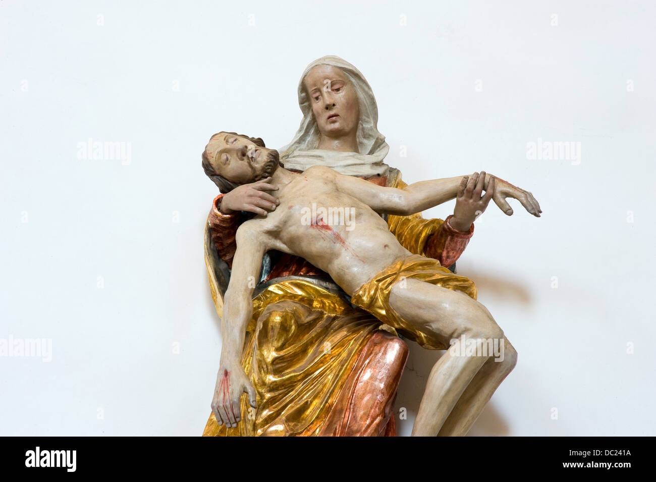 La estatua de madera de una mujer que sostiene el cuerpo muerto de Jesús en la iglesia de Unter Griesbach en el sur de Alemania Foto de stock