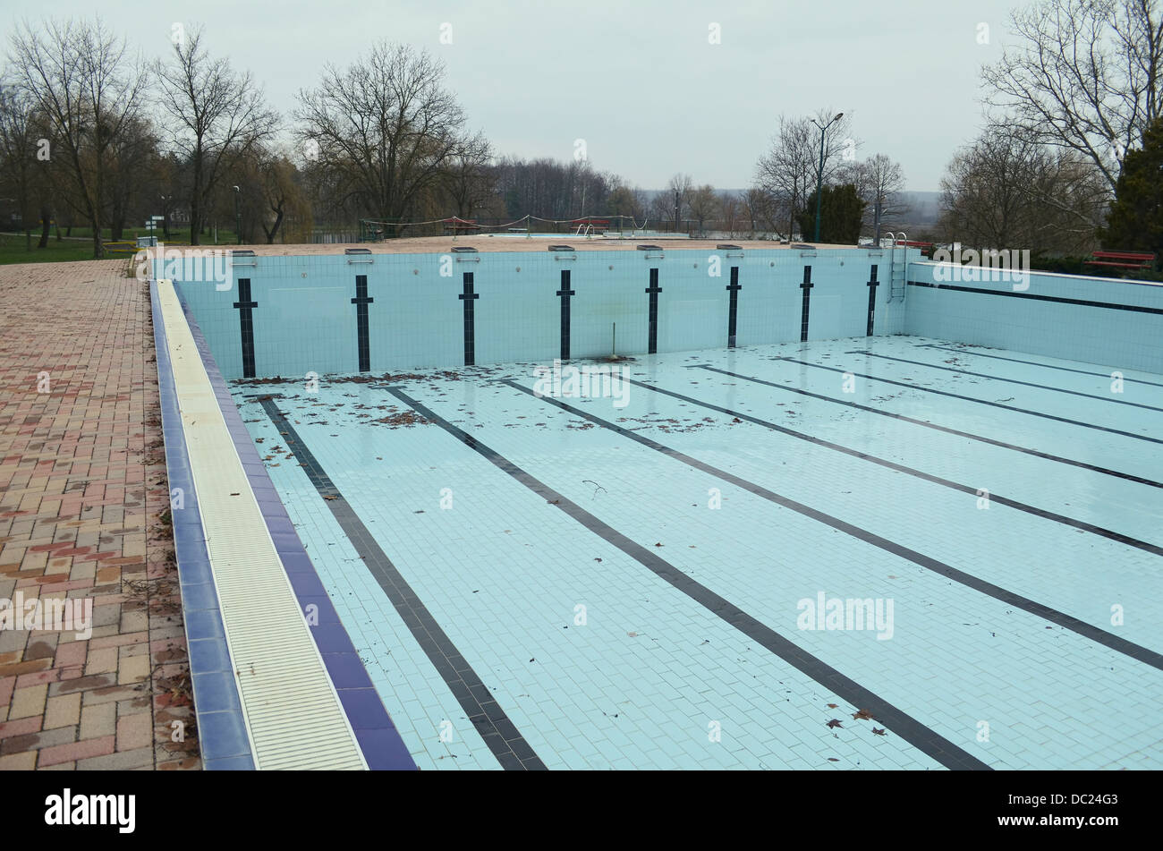 Abandonó la piscina vacía con caído hojas en otoño Foto de stock