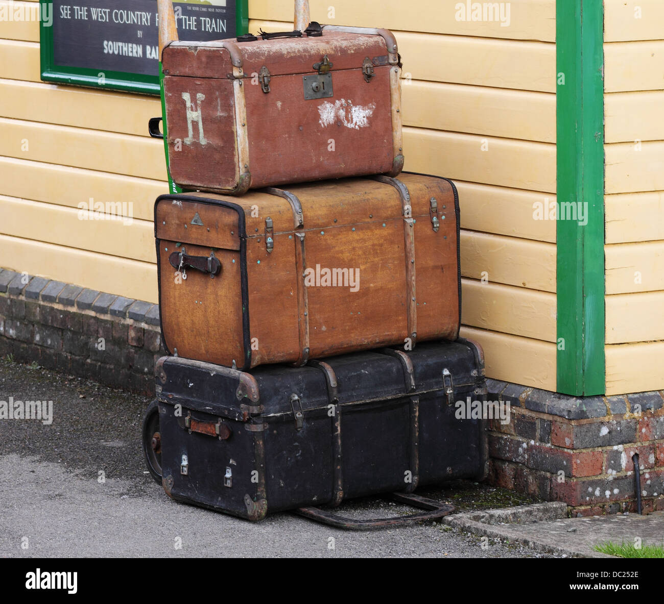 Maleta vintage fotografías e imágenes de alta resolución - Alamy