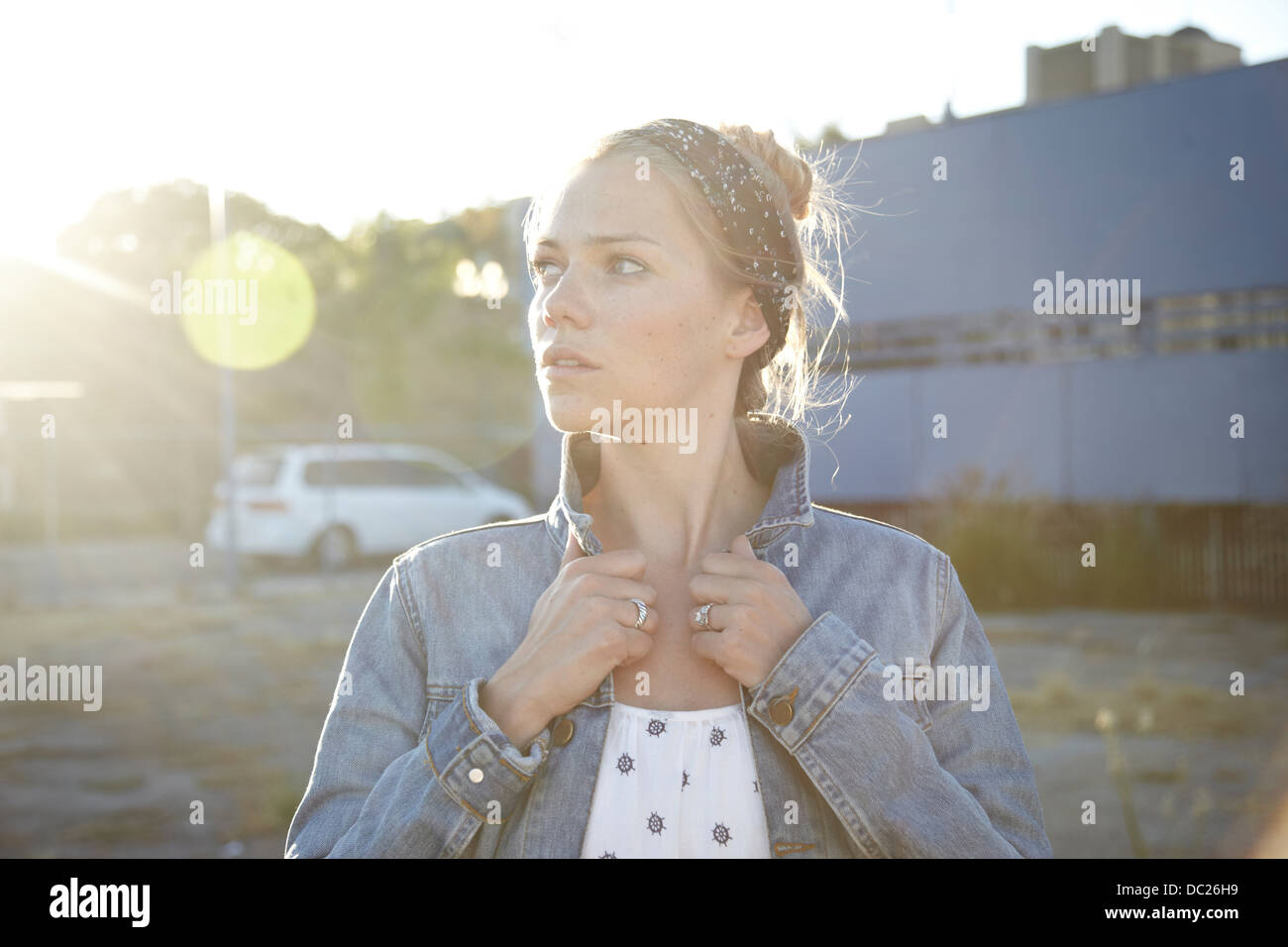 Retrato de mujer sosteniendo el collarín en el distrito industrial de la chaqueta Foto de stock