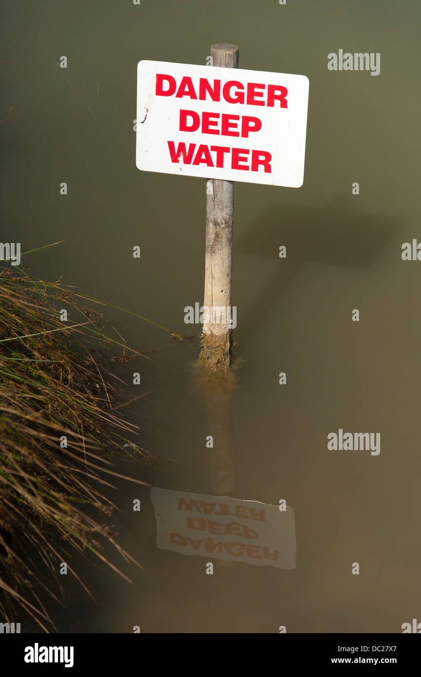 Peligro de agua profunda firmar en un lago UK Foto de stock