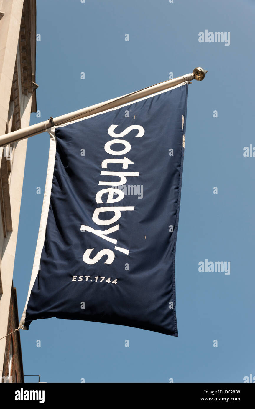 Bandera y firmar fuera de Sotheby's auctioneers 34-35 New Bond Street, Londres, Gran Bretaña. Foto de stock