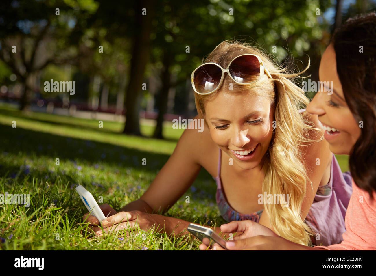 Las mujeres compartir mensajes de texto en el teléfono Foto de stock