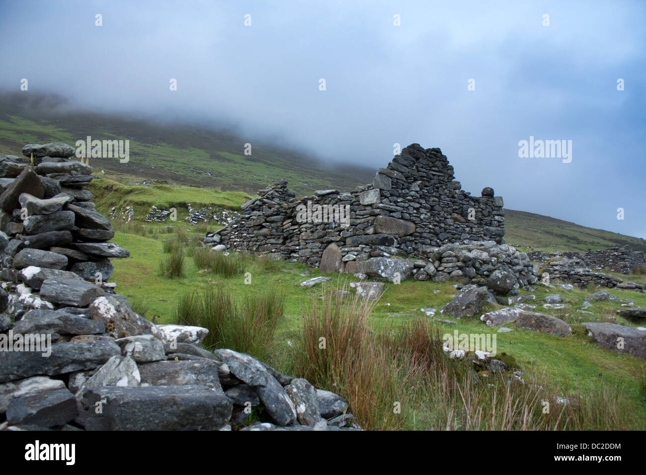 Aldea desierta Slievemore abandonadas después de hambruna de la papa en 1850 la isla Achill en el condado de Mayo Eire la República de Irlanda Foto de stock