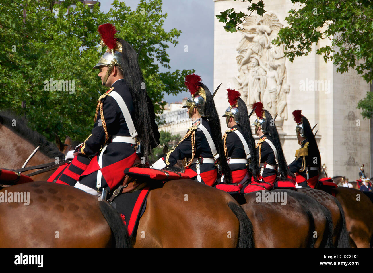 Elementos del regimiento de caballería de los franceses "Garde Républicaine". En el fondo, el detalle del Arco del Triunfo de l'Etoile, C Foto de stock