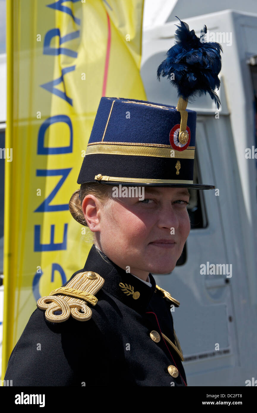 Oficial de cadetes de la Gendarmerie nationale francesa, en uniforme  tradicional, con 'taconnet' (HAT Fotografía de stock - Alamy