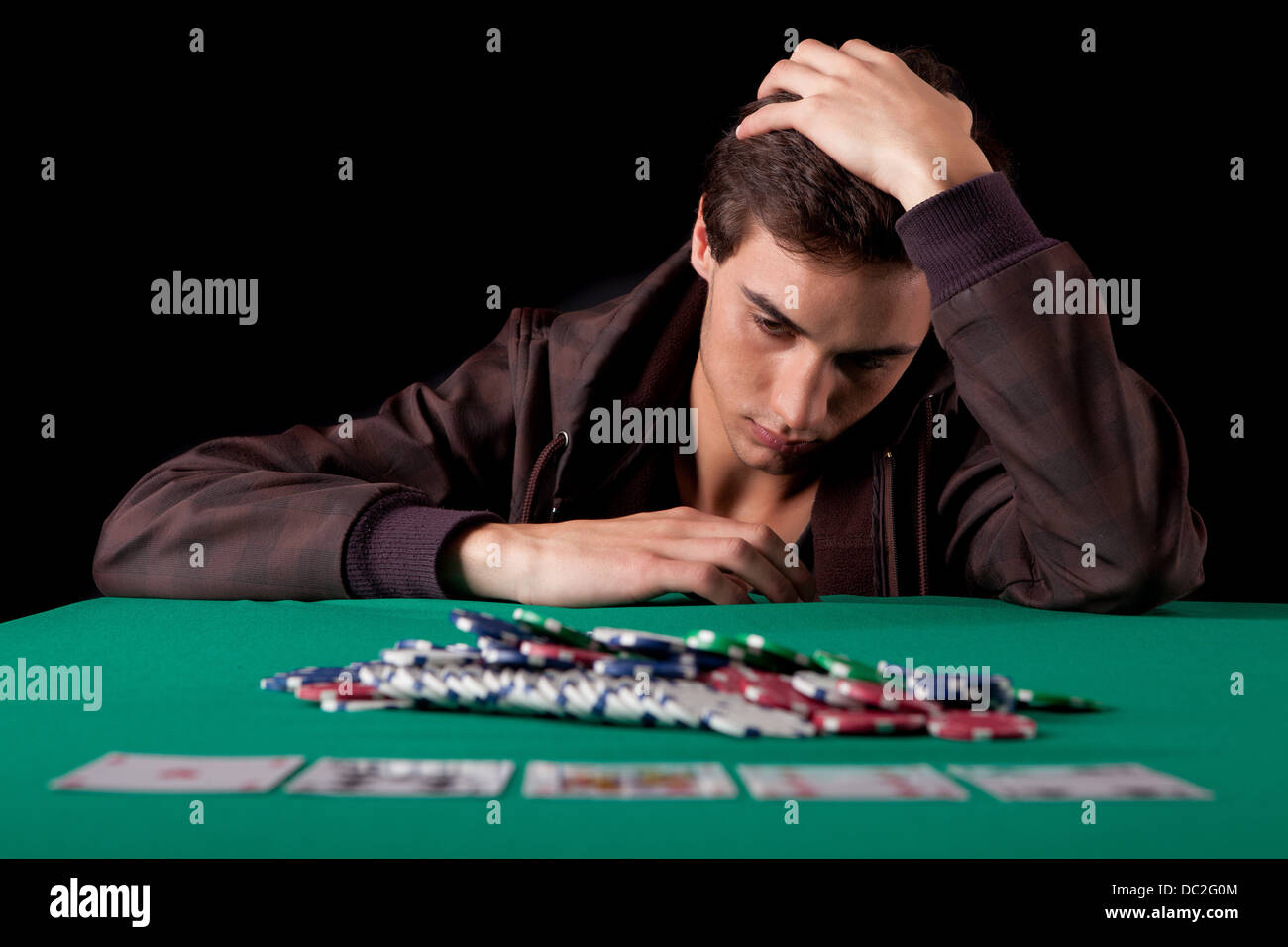 Joven guapo jugar al Texas Hold'em poker Foto de stock