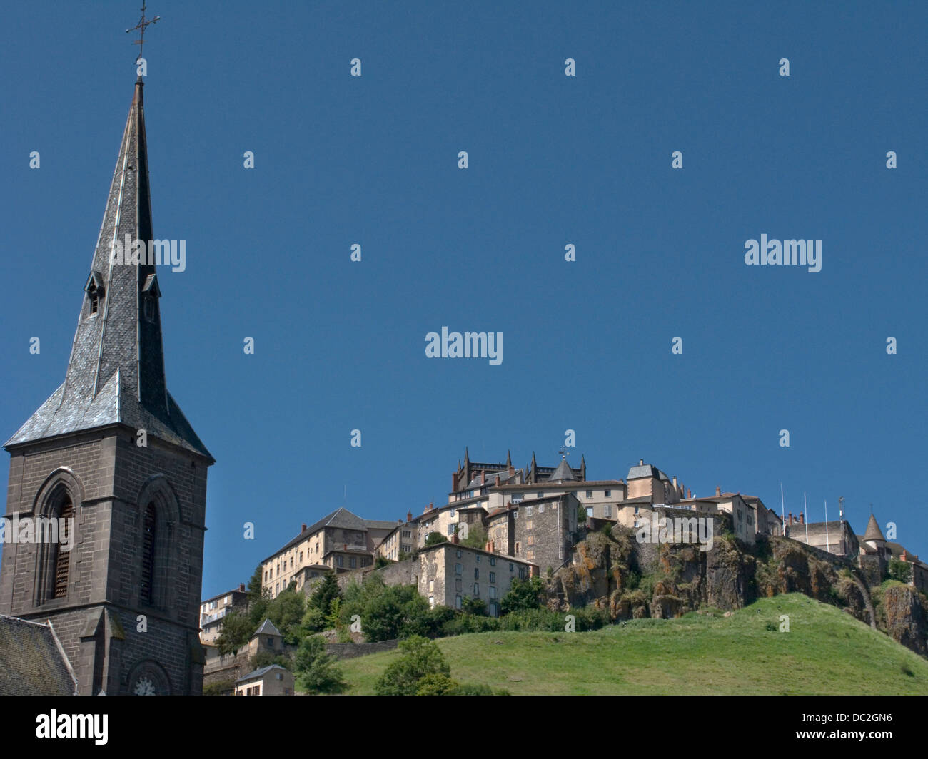 Iglesia de San CHRISTINE LOWER TOWN SAINT HARINA Cantal Auvernia Francia Foto de stock