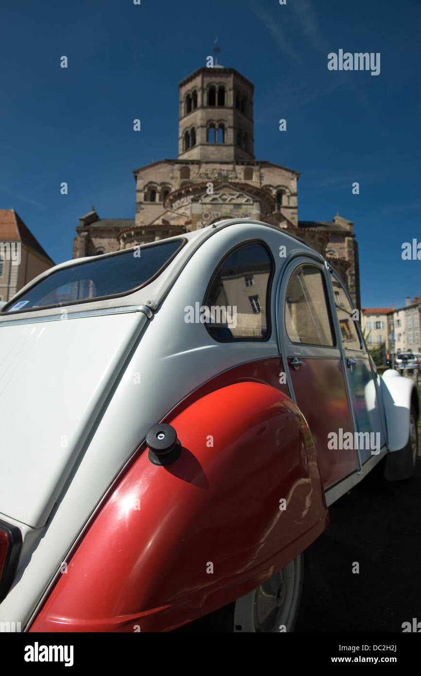 CITROEN 2CV abadía benedictina de Saint AUSTREMOINE D'ISSOIRE Cantal Auvernia Francia Foto de stock