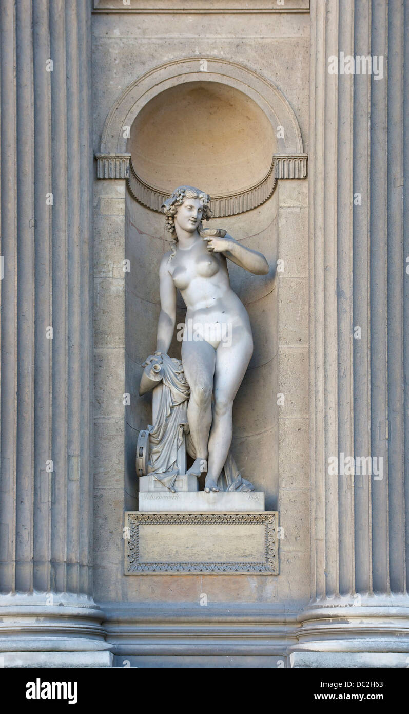 "Bacchante', por Alexandre Schoenewerk 1859, Cour Carrée, Palacio del Louvre, París, Francia. Foto de stock