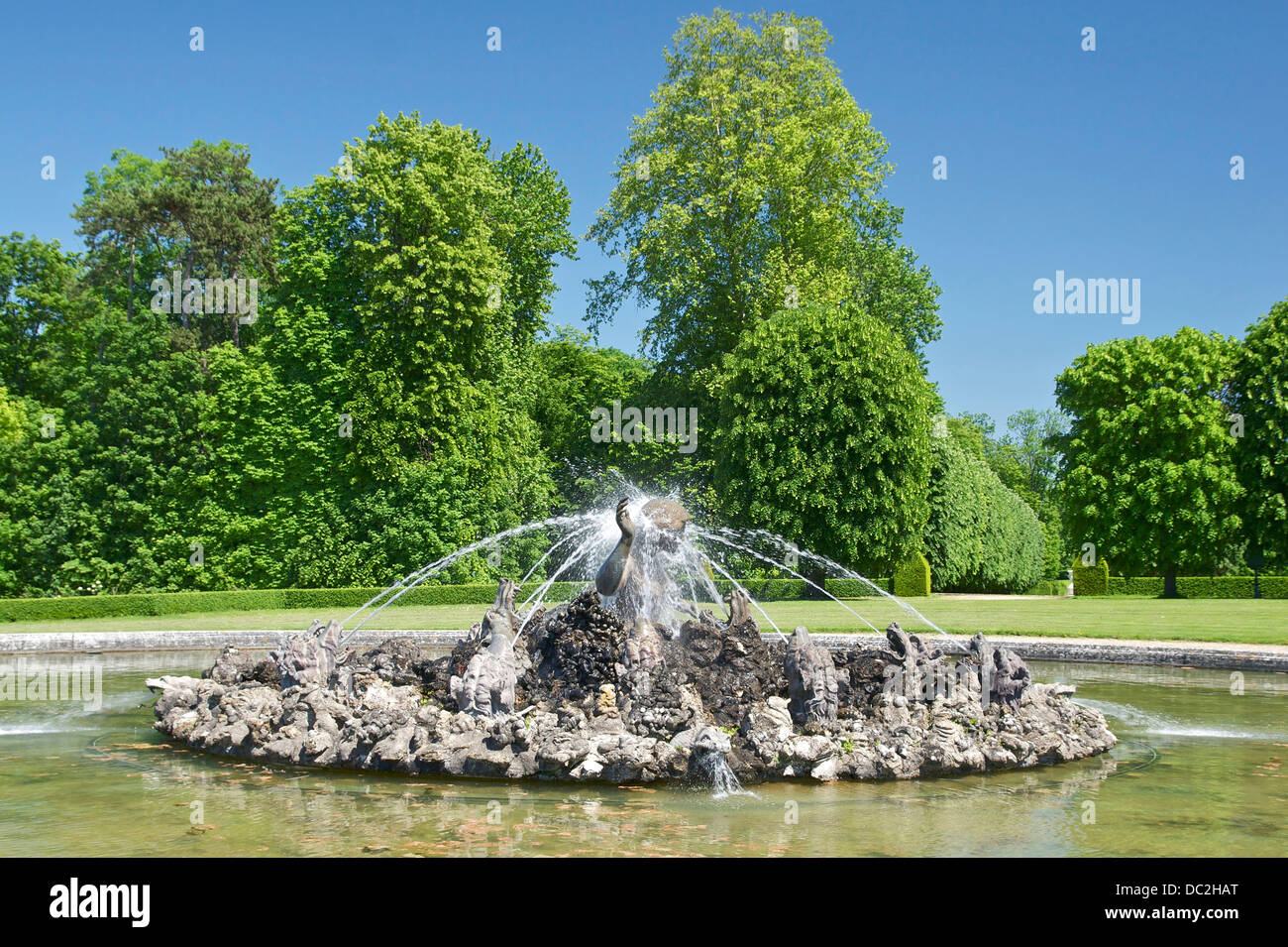 La "cuenca de Scylla', después de un diseño por Charles Le Brun, piedra y (ex) plomo dorado. Parque del Castillo de Champs-sur-Mar Foto de stock