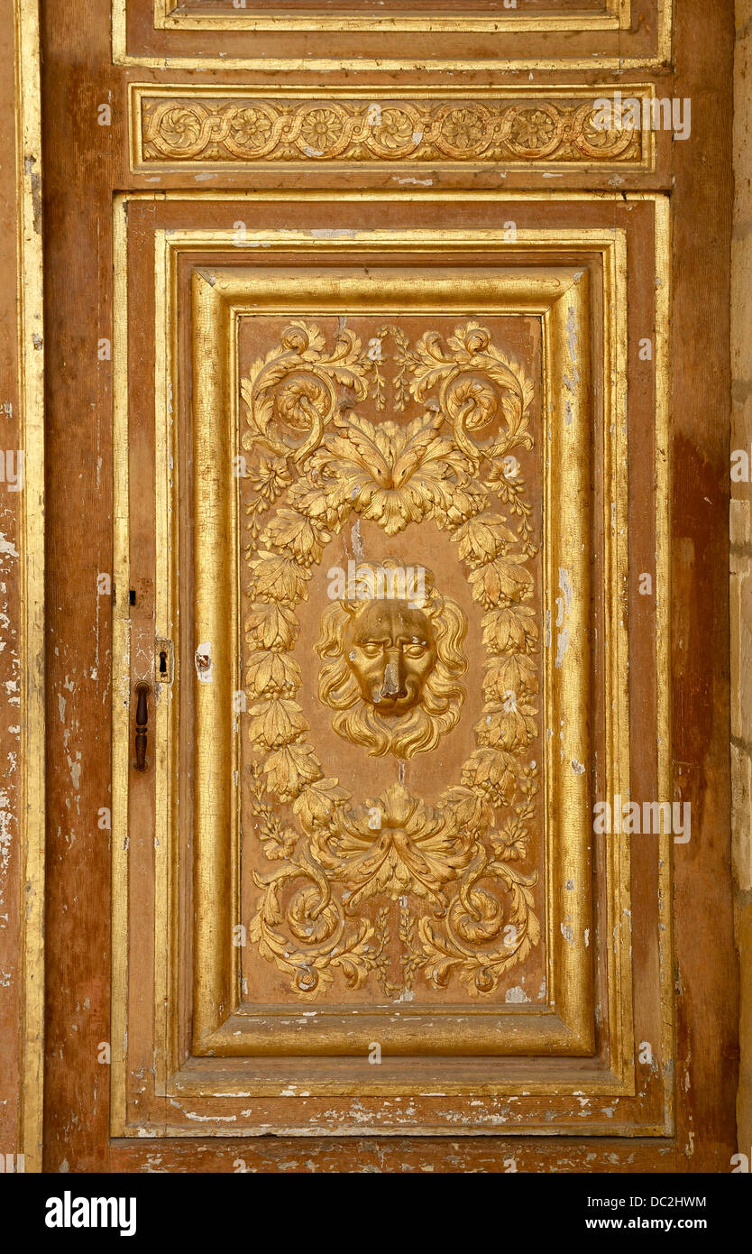 Detalle de una de las hojas de la "puerta dorada" (Porte Dorée), castillo  de Fontainebleau, Seine-et-Marne, Francia Fotografía de stock - Alamy